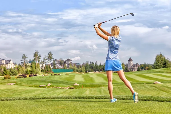 Golfplatz, ein schönes Mädchen bereitet sich darauf vor, den Ball zu treffen. Lifestylekonzept, Golfkonzept, Streben nach Exzellenz, Handwerkskunst, königlicher Sport, Sportbanner. — Stockfoto