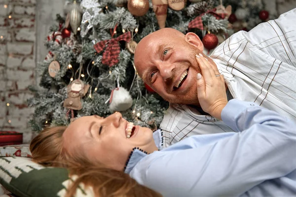 Alegre pareja abrazándose, disfrutando juntos en Nochebuena. Concepto de Navidad en previsión de un milagro, matrimonio familiar, pareja joven para el nuevo año . — Foto de Stock