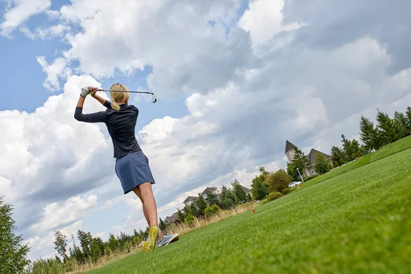 Golf sahası, güzel bir kız topa vurmak için hazırlanıyor. Yaşam tarzı kavramı, golf konsepti, mükemmellik arayışı, işçilik, kraliyet spor, spor afiş. — Stok fotoğraf