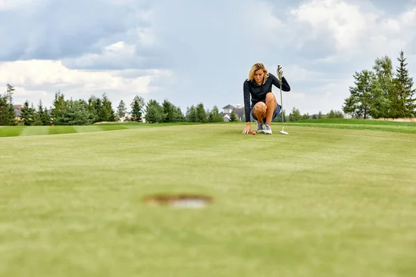 Koncepce cíle, kopie prostoru. Ženský čas na Golf drží golfové vybavení na zeleném pozadí. Snaha o excelenci, osobní řemeslné umění, královský sport, sportovní plakát. — Stock fotografie