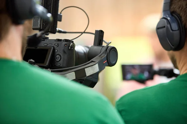 Nos bastidores das filmagens de filmes ou produtos de vídeo. O operador com a câmera no set seleciona o tiro . — Fotografia de Stock