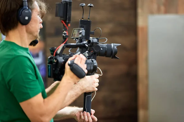 Behind the scenes of filming films or video products and the film crew of the film crew on the set in the pavilion of the film studio. — Stock Photo, Image