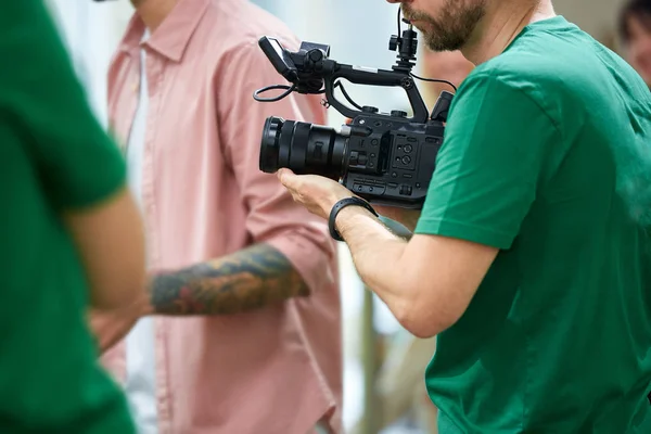 Dietro le quinte delle riprese di film o prodotti video e la troupe cinematografica della troupe sul set nel padiglione dello studio cinematografico . — Foto Stock