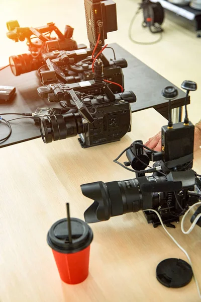 Detrás de las escenas de filmación de películas y productos de vídeo, la creación de equipos para la filmación de vídeo y sonido. El concepto de producir contenido de vídeo para redes sociales, televisión y blogs . — Foto de Stock