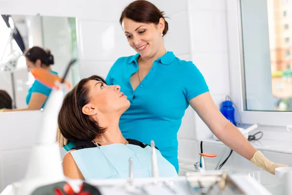 Erstaunliches Lächeln Draufsicht des Zahnarztes bei der Untersuchung seiner schönen Patientin in der Zahnarztpraxis — Stockfoto