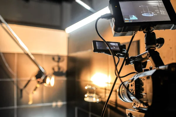 Behind the scenes of filming movies and video products, setting up equipment for shooting video and sound. The concept of producing video content for social networks, TV and blogs. — Stock Photo, Image