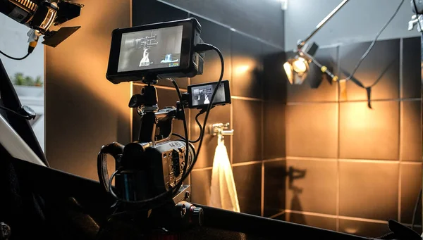 Behind the scenes of filming movies and video products, setting up equipment for shooting video and sound. The concept of producing video content for social networks, TV and blogs. — Stock Photo, Image