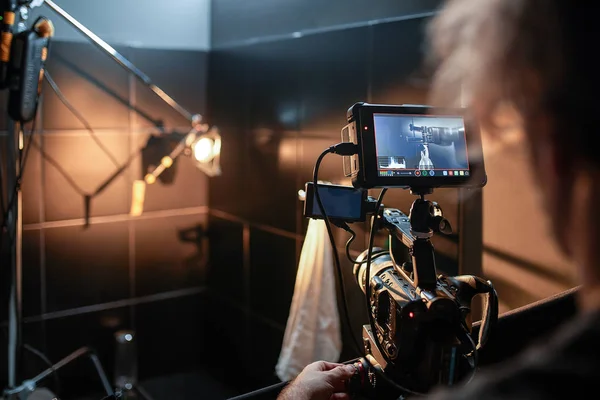 Dietro le quinte delle riprese di film e prodotti video, allestimento di attrezzature per le riprese video e sonore. Il concetto di produzione di contenuti video per social network, TV e blog . — Foto Stock