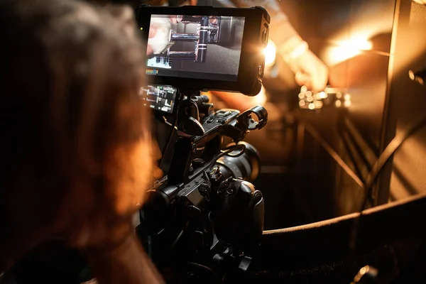 Behind the scenes of filming films or video products and the film crew of the film crew on the set in the pavilion of the film studio. — Stock Photo, Image