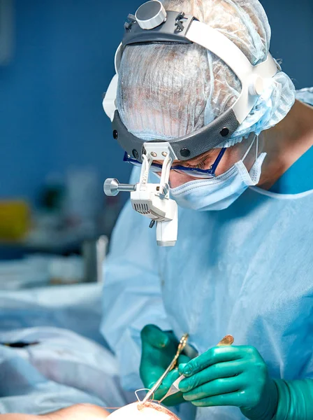 Закройте портрет женщины-хирурга в защитной маске и шляпе во время операции. Здравоохранение, медицинское образование, концепция хирургии . — стоковое фото