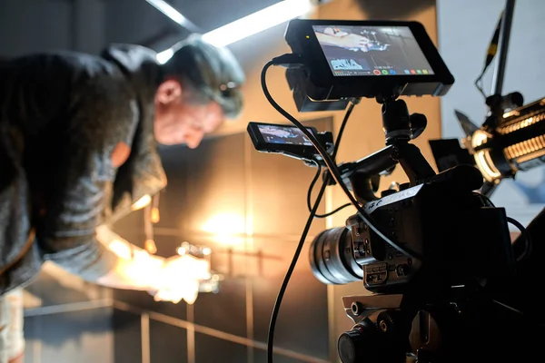 Behind the scenes of filming movies and video products, setting up equipment for shooting video and sound. The concept of producing video content for social networks, TV and blogs. — Stock Photo, Image