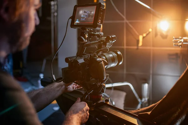 Dans les coulisses du tournage de films et de produits vidéo, mettre en place un équipement pour le tournage vidéo et sonore. Le concept de production de contenu vidéo pour les réseaux sociaux, la télévision et les blogs . — Photo