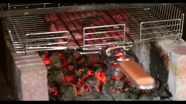 肉をバーベキューグリルで揚げた。屋外。肉の準備と焼き。ホットバーベキューグリルでおいしいとマリネ肉。焼き、新鮮な揚げ物 — ストック動画