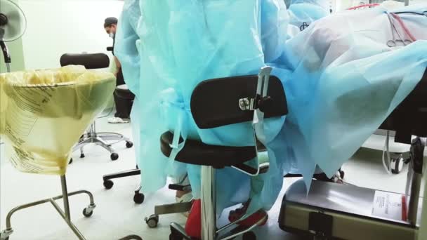Профессиональные хирурги, выполняющие сложные операции на носу в клинике . — стоковое видео