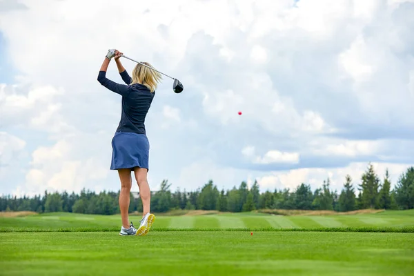 Portrét krásné ženy hrající golf na zeleném poli venku. V plném růstu. Zpátky, vie. Koncept golfu, snaha o excelenci, osobní excelence, královský sport. — Stock fotografie