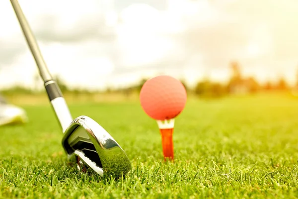 Vista de cerca de clubes de golf y pelotas de golf en un césped verde en un hermoso campo de golf con sol de la mañana . — Foto de Stock