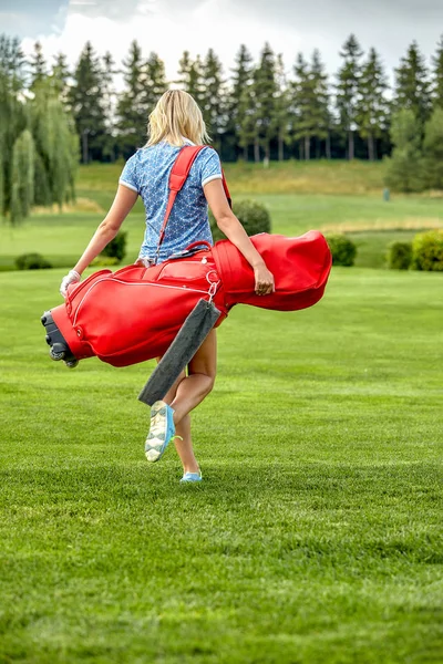 目標コンセプト、コピースペース。緑のフィールドの背景にゴルフ用品を保持する女性ゴルフ時間。卓越性、個人的な職人技、ロイヤルスポーツ、スポーツバナーの追求. — ストック写真