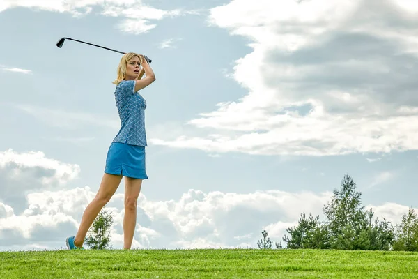 Mål koncept, kopiera utrymme. Kvinnor Golf tid att hålla golfutrustning på gröna fältet bakgrund. Strävan efter excellens, personligt hantverk, Royal sport, sport banner. — Stockfoto