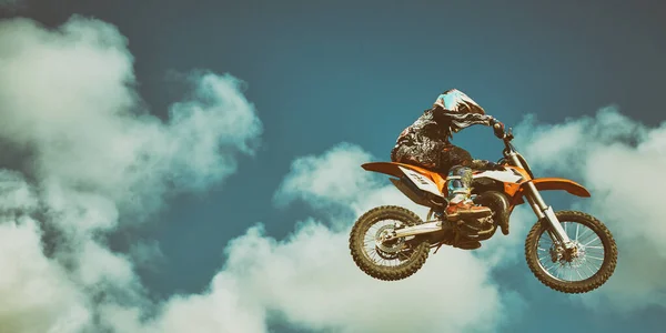 青い空の背景に隔離されたオートバイ主義者。極端な概念は、オートバイの長いジャンプ. — ストック写真