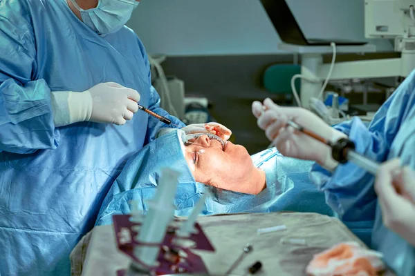 鼻成形术的特写。 一个真正的手术，一组外科医生在鼻子上做手术。 现代医学、健康. — 图库照片