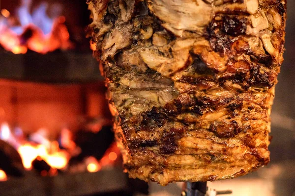 伝統的なギリシャ料理ジャイロやトルコのデュラムドナーの準備に使用される積み重ねられた肉のローストのクローズアップショット。Shawarma — ストック写真