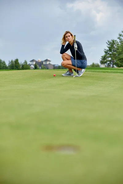 Yeşil sahada uzun bir golf maçından sonra golfçü hareketi kazanmak için. Kız golf oynuyor. Golf konsepti, delik — Stok fotoğraf