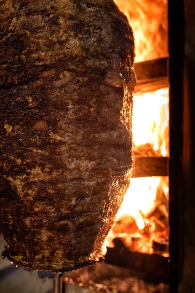 伝統的なギリシャ料理ジャイロやトルコのデュラムドナーの準備に使用される積み重ねられた肉のローストのクローズアップショット。Shawarma — ストック写真