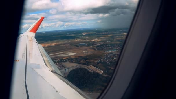 Aarde door een vliegtuig venster bomen land aarde meren en velden luchtfoto — Stockvideo