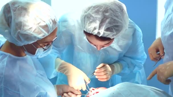 Група хірургів має великий план під час операції, синя світлова операційна кімната, операція носорога для покращення естетики носа. Медезіна, пластична операція.. — стокове відео