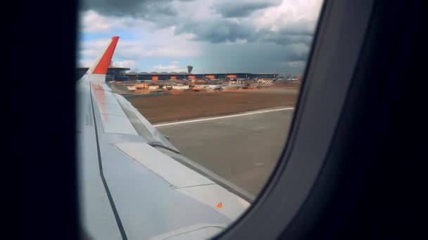 Föld egy repülőgép ablakfák szárazföldi föld tavak és a mezők légi megtekintéséhez — Stock videók