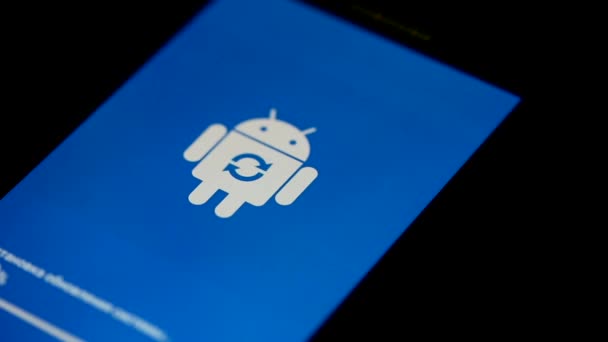 Москва, Росія - липень 2019: логотип роботів Android на екрані смартфону Samsung під час установки оновлення програмного забезпечення. — стокове відео