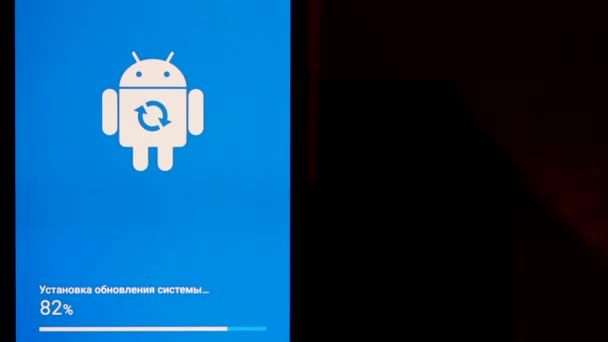 Moscú, Rusia - Julio 2019: icono del logotipo del robot Android en la pantalla de un teléfono inteligente Samsung durante la instalación de una actualización de software . — Vídeos de Stock