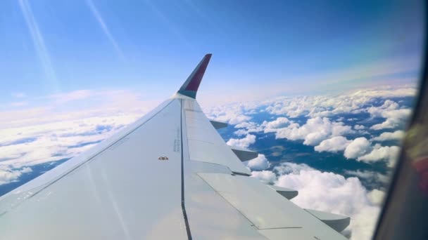 Nuvem bonita e asa de avião da janela com um céu azul agradável — Vídeo de Stock