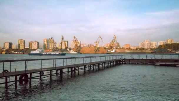 Časové laboratoře večerního přístavu, při nakládání a vykládání na molu. Krásný panoramatický výhled na městský přístav z mola. — Stock video