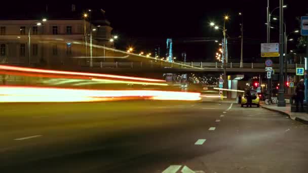 Moskova 'daki trafiğin gece ilerleyişi. Yerden gelen gece trafiğinin güzel panoramik görüntüsü. — Stok video