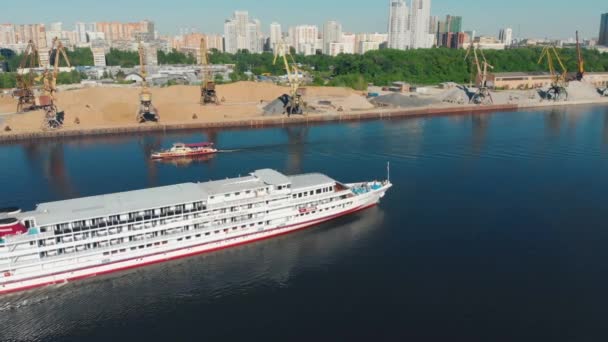 Hermoso paisaje con un barco blanco navegando a lo largo del puerto fluvial. Imágenes de archivo. Barco blanco moviéndose contra el cielo gris nublado, concepto de transporte fluvial . — Vídeos de Stock