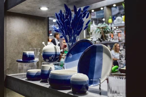 Un escaparate con la colocación de platos de porcelana. Hermosa comercialización, platos para restaurantes y hoteles — Foto de Stock