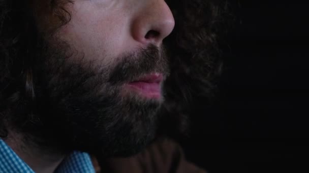 Bearded man eating fast food close-up. European man with a beard and long hair eating fast food close-up — Stock Video