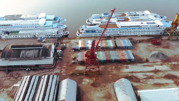 Zeehaven met schepen. Een schot van boven de rivierhaven met schepen naast elkaar op de plaats waar containers worden geladen door vrachtwagenkranen — Stockvideo