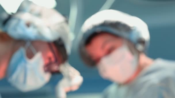 Ett medicinskt team av kirurgiska specialister som arbetar i det moderna operationssalen på sjukhuset, utför lagberedning av patienten för operation. — Stockvideo