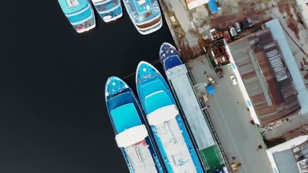 Zeehaven met schepen. Een schot van boven de rivierhaven met schepen naast elkaar op de plaats waar containers worden geladen door vrachtwagenkranen — Stockvideo