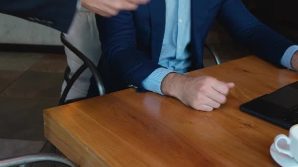 L'invité dans le restaurant paie la facture à l'aide d'un smartphone utilisant la technologie NFC, l'homme d'affaires dans le café paie la facture. Technologie sans fil, technologie future . — Video