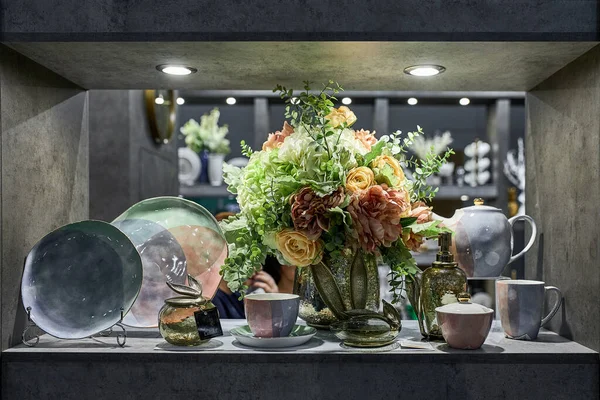 A showcase with the laying of porcelain dishes. Beautiful merchandising, dishes for restaurants and hotels — Stock Photo, Image