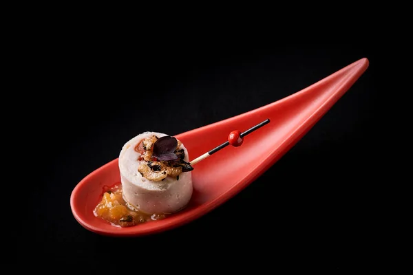 Ganzenlever paté, foie gras, geserveerd op zwarte steen in Japanse rode lepels. Plak geserveerd met jam en noten. Fusion food concept, low key, kopieerruimte. — Stockfoto