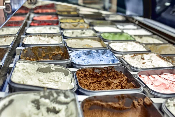 有许多不同种类的冰淇淋的冰淇淋展示会. 图库图片