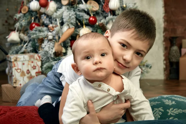 Χριστουγεννιάτικη ιδέα και παιδιά που περιμένουν ένα θαύμα. Πορτραίτο διαφορετικών παιδιών στο φόντο της Χριστουγεννιάτικης Διακόσμησης, 15 λεπτά πριν την παραμονή των Χριστουγέννων. Παιδιά που περιμένουν Χριστούγεννα και δώρα, αντιγράψτε — Φωτογραφία Αρχείου