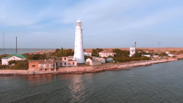 Drone tiro faro playa faro puesta de sol. Faro sobre un fondo de hermosa puesta de sol . — Vídeo de stock