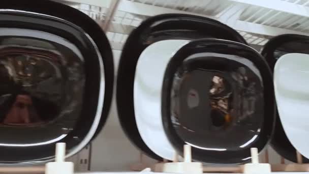 Tiro de uma prateleira com chapas expostas em montanhas-russas em uma loja — Vídeo de Stock