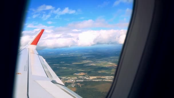 Utsikt över den blå himlen och molnen genom fönstret i flygplanet, Flygplansfönster med flygplansvinge, Närbild — Stockvideo