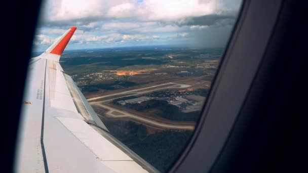 从飞机窗口看到蓝天和蓝云，从飞机窗口看到有飞机机翼的飞机窗口，还有Closeup — 图库视频影像